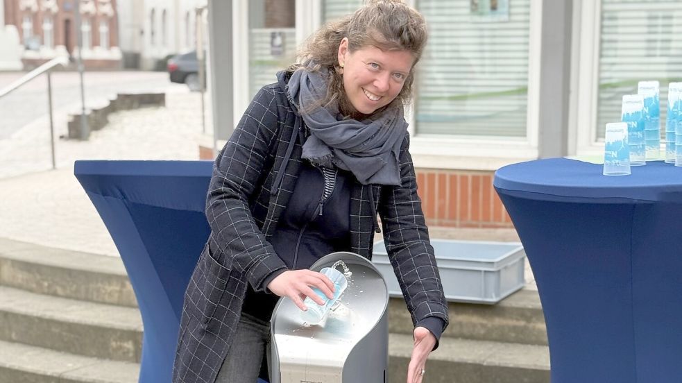 Kostenlos Trinkwasser zapfen ist nun auf dem Norder Torfmarkt möglich – Astrid Martin vom Biosphärenreservat macht es vor. Foto: Stadt Norden