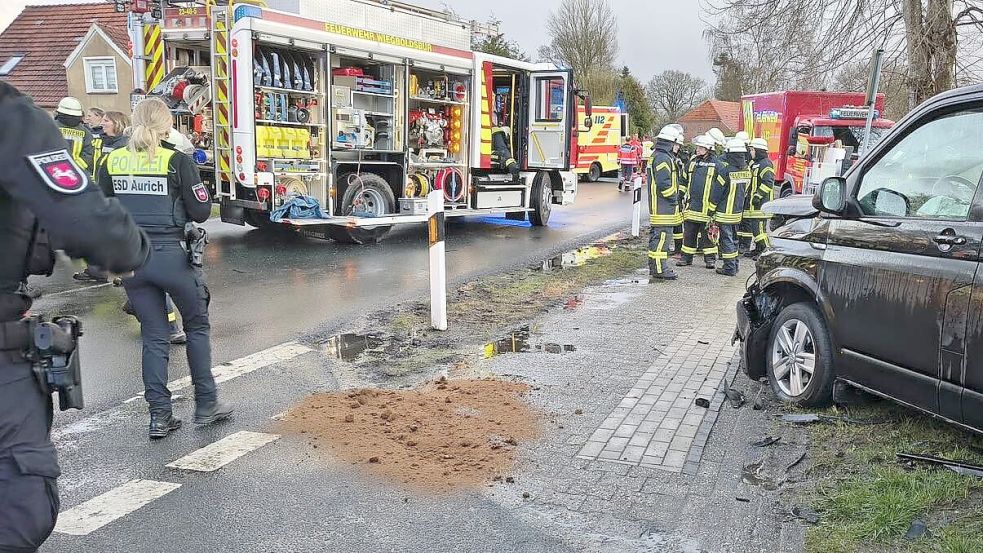 Bei dem Unfall in Münkeboe waren zahlreiche Kräfte im Einsatz. Foto: Feuerwehr