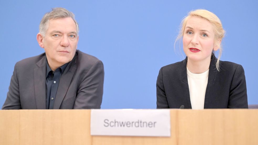 Er geht, sie freut sich über Pantisanos Bewerbung: die Linke-Vorsitzenden van Aken und Schwerdtner. Foto: Soeren Stache
