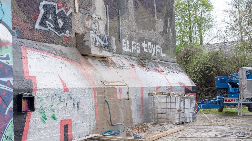 Wie ein Lego-Stein ragt ein Betonklotz aus dem Osnabrücker Ostbunker. Er ist zwei Tonnen schwer, darunter entsteht ein zweiter, der sogar fünf Tonnen wiegt. Sie kommen weg, damit dort eine Tür entstehen kann. Foto: Leon Randel