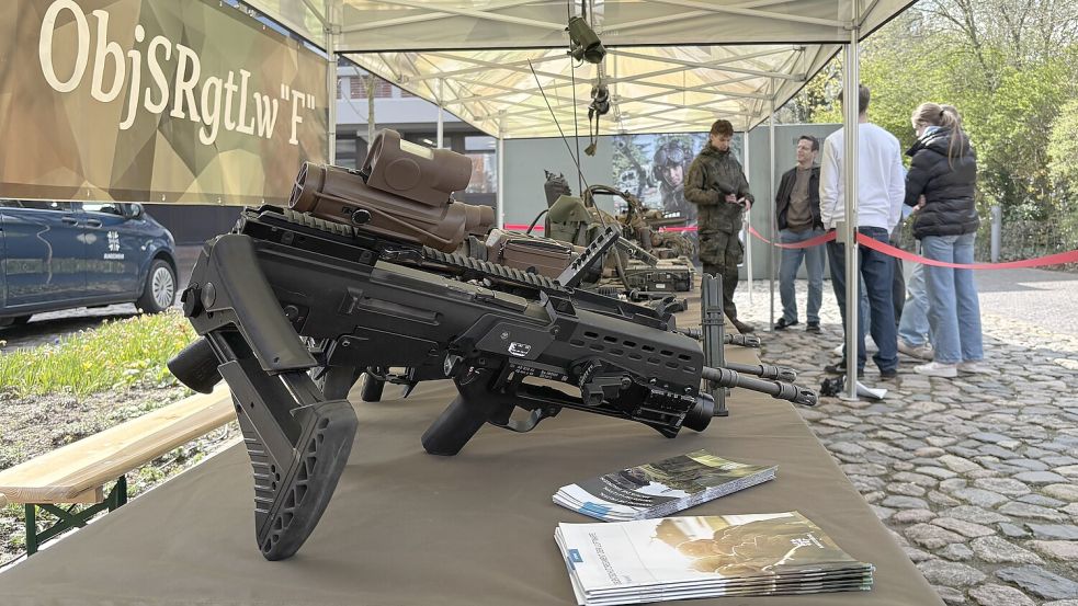 Objektschützer der Bundeswehr demonstrierten den Besuchern Ausrüstung. Foto: Mieke Matthes