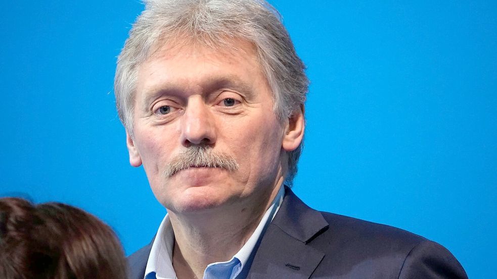 Kremlsprecher Dmitri Peskow kündigt nach Kritik einer Bloggerin an den Zuständen in Russland Arbeit an Problemen an. (Archivbild) Foto: Alexander Zemlianichenko/AP/dpa