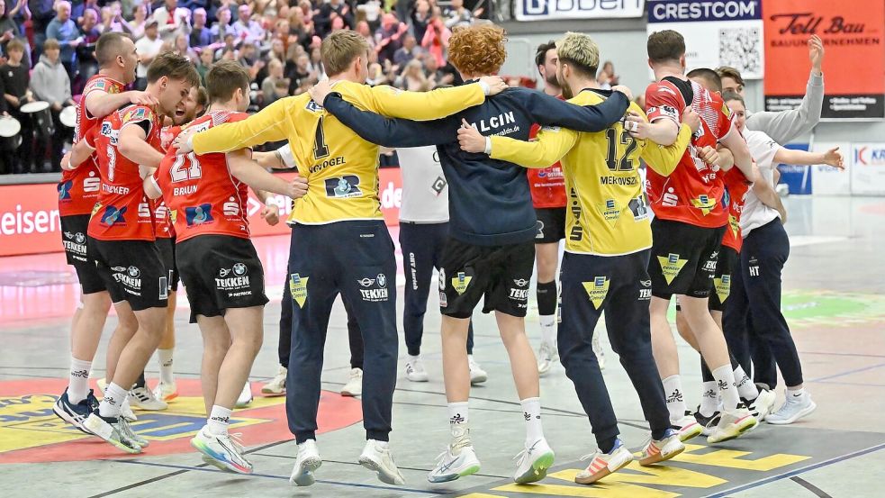 Ausgelassen feierte der OHV Aurich den langersehnten Erfolg gegen ein Topteam aus der dritten Liga. Gelingt nach dem Rückschlag in Bielefeld die nächste große Reaktion wie beim Coup gegen Hamm-Westfalen? Foto: Jens Doden (Blomberg)