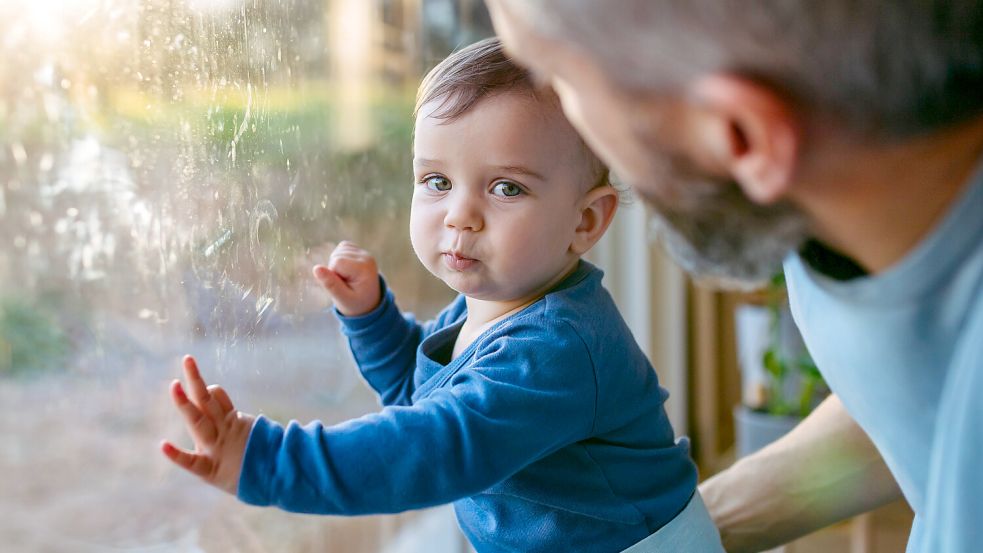 Aufgepasst, Kleiner! Väter sind für ihre Kinder heute präsenter als bei anderen Generationen. Daran hat auch das Elterngeld einen Anteil. Foto: IMAGO/HalfPoint Images