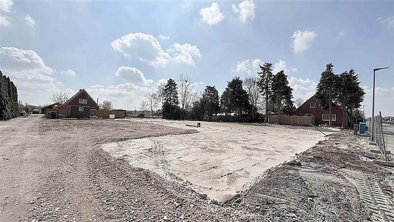 Auf dem inzwischen geräumten Grundstück scheinen die Ausmaße des L-förmigen Neubaus schon erkennbar zu sein. Foto: Nicole Böning