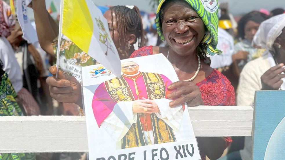 In Kamerun erwarten viele Menschen freudig den Papst. Foto: Christoph Sator/dpa