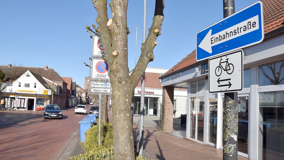 Ein Autofahrer missachtet die seit 1. März geltende Einbahnstraßenregelung und befährt in die Rosenstraße entgegen der vorgeschriebenen Richtung. Foto: Thomas Dirks