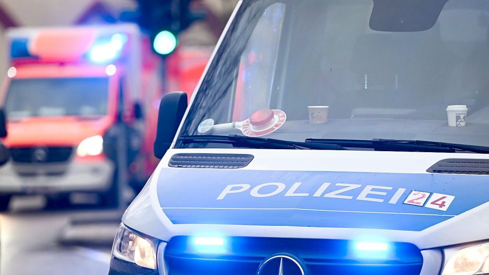 Einsatzkräfte kümmern sich um die Verletzten. (Symbolfoto) Foto: Jens Kalaene