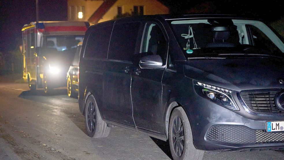 Die Leichen wurden noch in der Nacht abtransportiert, nun muss die Todesursache geklärt werden. Foto: Sascha Ditscher