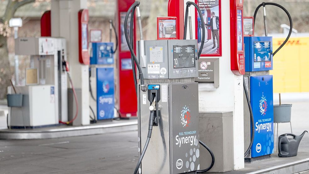 Kraftstoffe werden entlang der gesamten Lieferkette umfassend kontrolliert. (Archivbild) Foto: Fabian Sommer/dpa