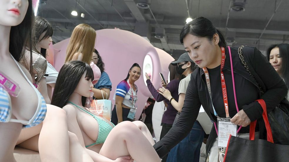 KI-gesteuerte Sexpuppen sind der Entwicklungstrend der Branche. Foto: Johannes Neudecker/dpa