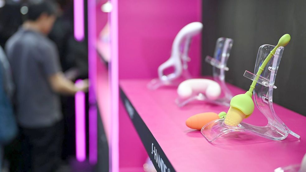 Sexspielzeuge werden immer unscheinbarer, etwa in Form von Früchten. Foto: Johannes Neudecker/dpa