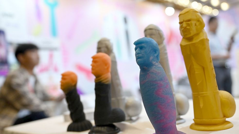 Kuriose Spielzeuge mit dem Kopf Donald Trumps waren auf der Messe auch zu finden. Foto: Johannes Neudecker/dpa