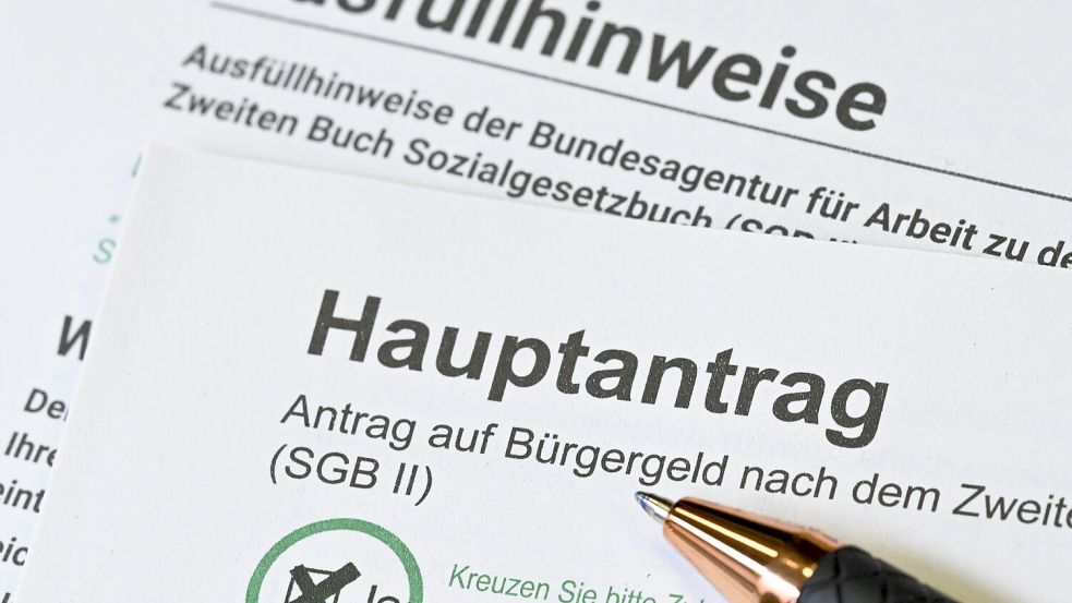 Die Arbeitsloseninitiative Aurich hilft Bürgergeld-Empfängern auch bei Anträgen. Foto: DPA