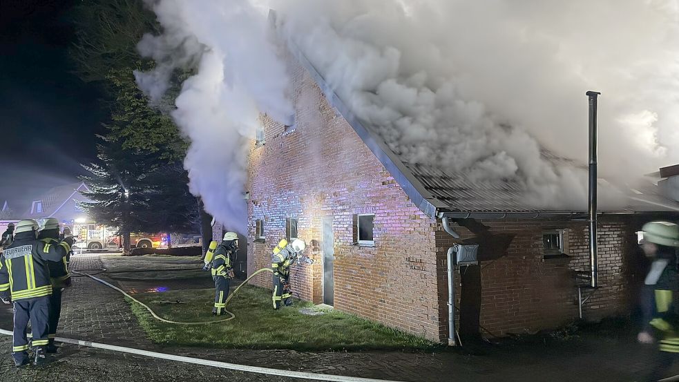 Dichter Rauch drang aus dem Gebäude in Victorbur. Foto: Feuerwehr