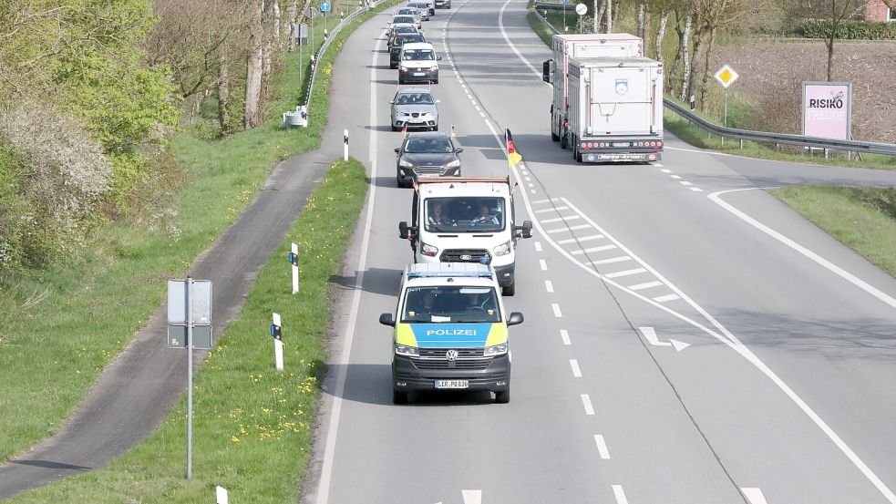 Der Emder Sebastian Bormann will an diesem Freitag mit einem Demo-Konvoi nach Berlin fahren – hier ist der Konvoi in Filsum. Foto: Claus Hock