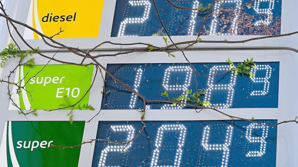 Vor dem Preissprung am Mittag gab es an einigen Tankstellen Benzin für weniger als 2 Euro. Foto: Bernd Weißbrod