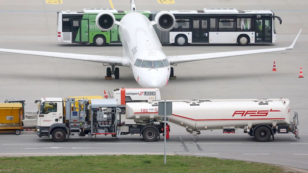 Knappheit bei Kerosin könnte das Fliegen teurer machen. Foto: Karl-Josef Hildenbrand