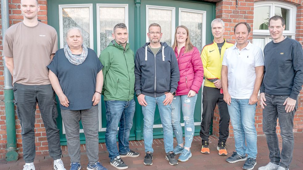 Der neue Vorstand der Sport-Arge: Renke Harms (von links, SV Leezdorf), Helma Nowak (TV Marienhafe), Hilko Rosenberg ( Goode Trüll Upgant-Schott) Sven Pahlow (FC Brookmerland), Britta Cassens (Goode Trüll, Upgant Schott) Frank Fengkohl (Fortuna 70 Wirdum), Andras Dirks (TV Marienhafe), Peter Adena (TuRa Marienhafe). Es fehlt Silke Dreier (SuS Rechtsupweg). Foto: Folkert Bents