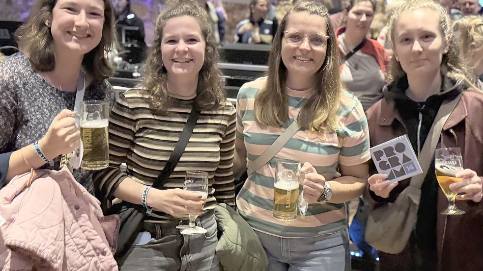 Im Frühling Vorfreude auf „Herbst“ in der Lagerhalle: Vier von zahlreichen Besuchern am „Popsalon“-Donnerstag in der Altstadt. Foto: Matthias Liedtke
