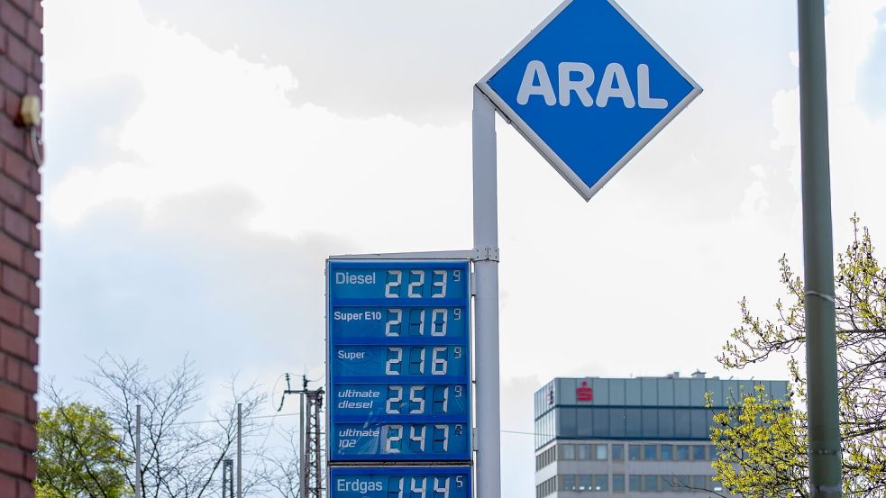 Hohe Spritpreise, hohe Belastung für Pendler: Die Bundesregierung will den Arbeitgebern die Möglichkeit geben, ihren Mitarbeitern eine steuer- und abgabenfreie Krisenprämie von 1000 Euro auszuzahlen. Osnabrücker Unternehmen reagieren zurückhaltend. Das Foto entstand am 16. April 2026. Foto: Leon Randel