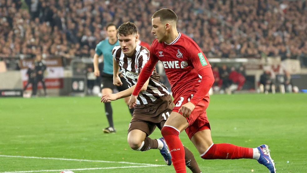 St. Paulis Arkadiusz Pyrka (l) und Kölns Said El Mala kämpfen um den Ball. Foto: Christian Charisius/dpa