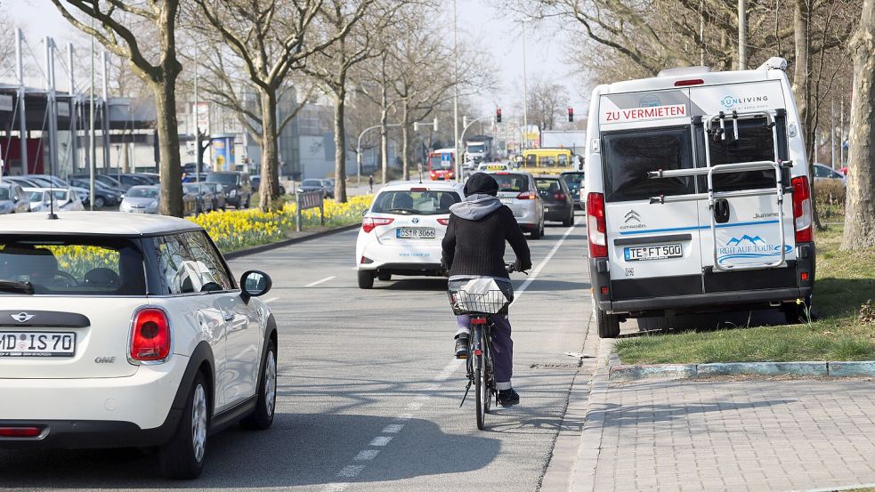 Die Pagenstecherstraße in Osnabrück: Auf dieser Straße treffen die Intreressen von Autofahrern, Radlern, Untenehmen, Kunden und Klimaschützern aufeinander. Foto: Michael Gründel