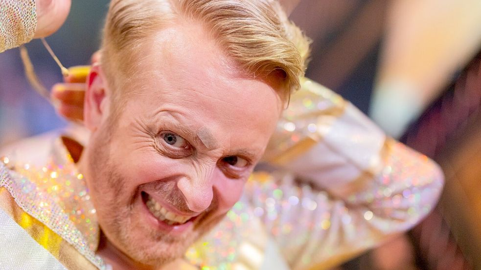 Nach dem Tanz wurde Ross Antony erfolgreich behandelt - ein Pflaster verdeckte die Wunde. Foto: Rolf Vennenbernd