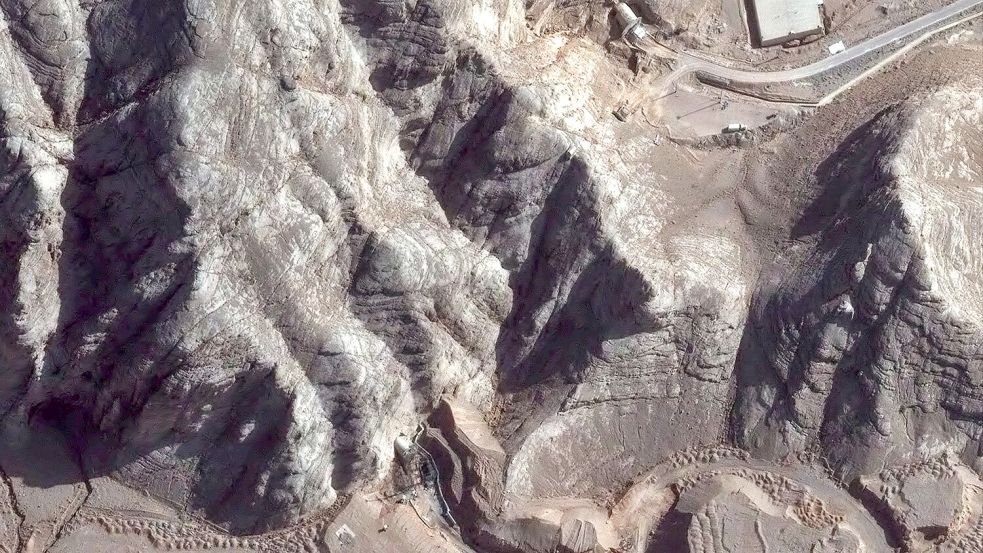 Irans hochangereichertes Uran soll sich sehr tief unter Irans Atomanlagen befinden. (Archivbild) Foto: Uncredited/Maxar Technologies/dp