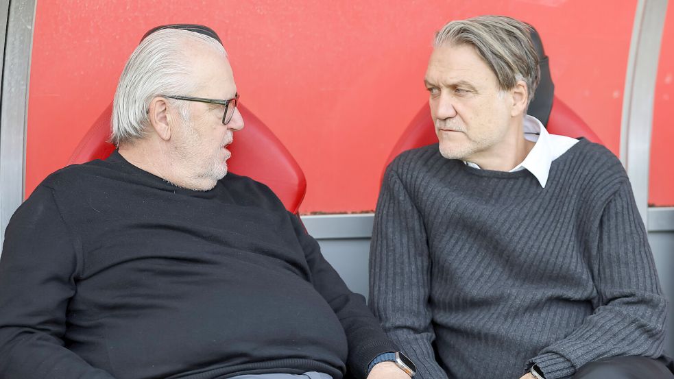 Will wieder stärker ins Tagesgeschäft eingreifen: Präsident Peter Jackwerth (hier mit Sportgeschäftsführer Dietmar Beiersdorfer). Foto: imago/Bösl
