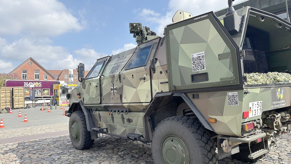 Ungewohnter Anblick vor dem Auricher Rathaus: Unter anderem standen gepanzerte Einsatzfahrzeuge davor Fotos: Mieke Matthes