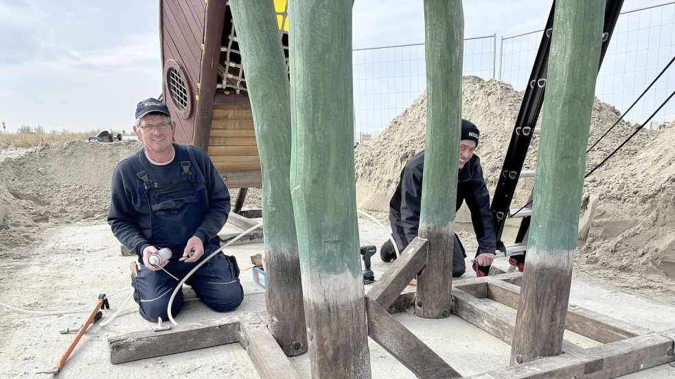 Christian Striek (links) und Sven Uphoff sichern den Kletterwurm am Fundament. Foto: Rebecca Kresse