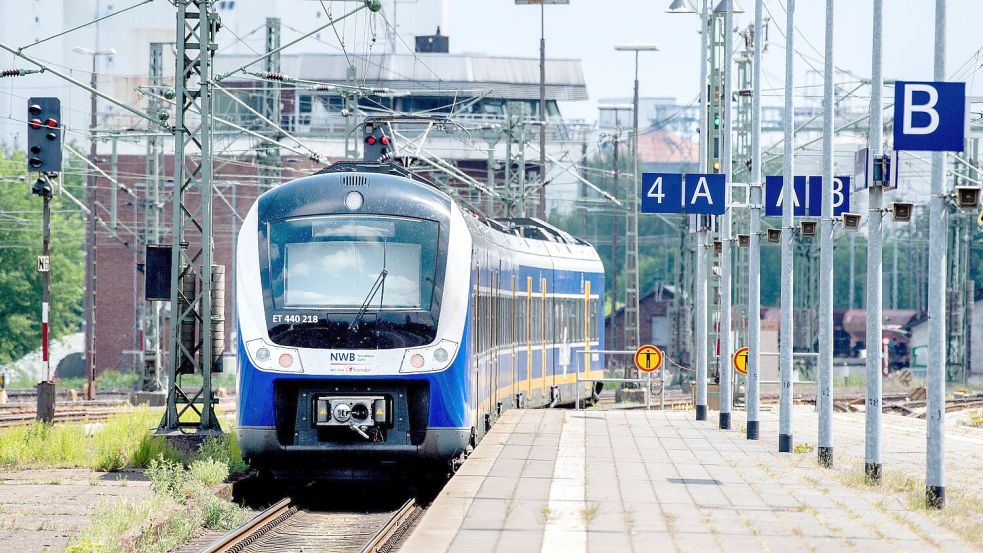 Unternehmen wie die Nordwestbahn müssen Strafzahlungen leisten, wenn ihre Züge zu spät sind. Foto: dpa/Hauke-Christian Dittrich