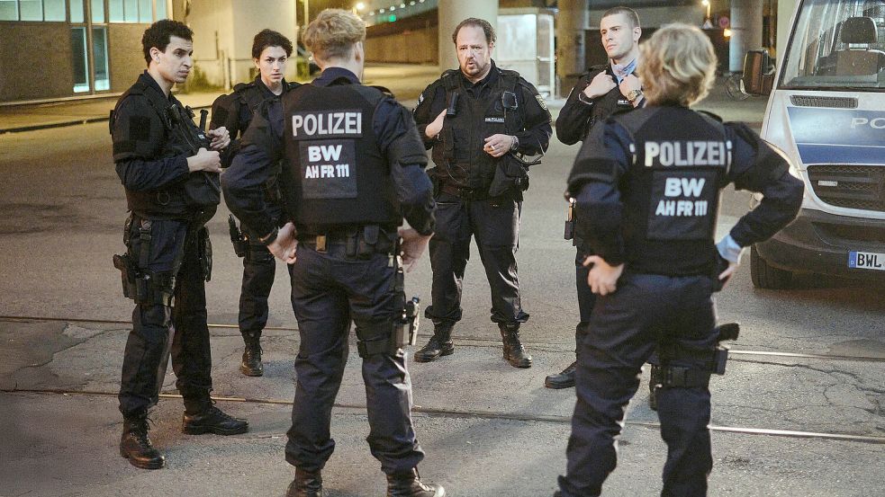 Für Wolle Heizmann (Andreas Anke, 3.v.r.) steht fest, was im Protokoll des Einsatzes stehen wird. Aber Mahmoud Alma (Mouataz Alshaltouh, links), Mariam Kvelidze (Anna Bardavelidze, 2.v.l.), Jakub Zulawski (Lasse Lehmann), Timo Sumser (Ben Felipe, 2.v.r.) und Pia Schölzel (Caroline Hellwig) sind uneinig. „Tatort: Innere Angelegenheiten“, So., 19.04., 20.15 Uhr im Ersten und in der ARD Mediathek. Foto: ©SWR/Benoît Linder