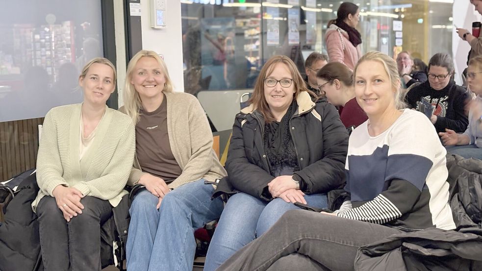 Ramona Ubben (von links), Anika Barkhoff, Petra Bünting und Doris Baumann sind früh aufgestanden, um Tickets für ihre Kinder zu besorgen. Foto: Eva van Loh