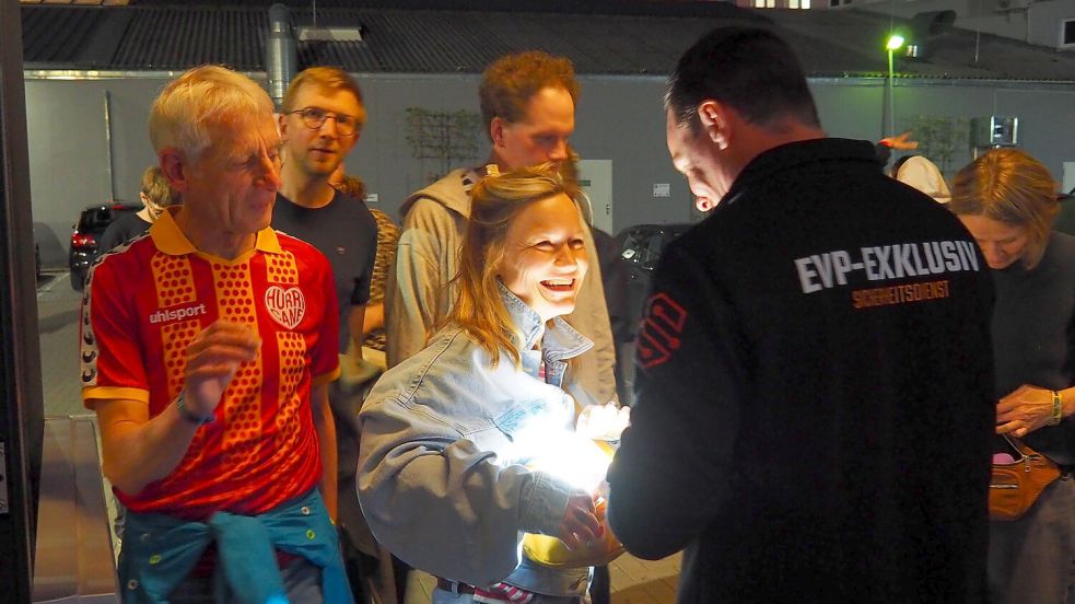 Ein Sicherheitsdienst kontrolliert Konzertbesucher beim Osnabrücker Popsalon 2026 am Einlass zur Botschaft. Foto: Tom Bullmann