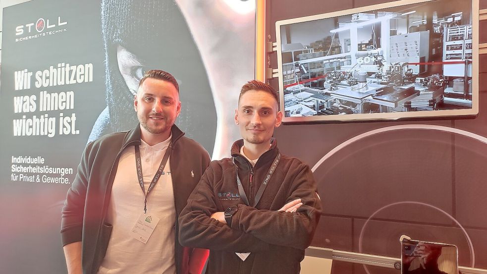 Lucas Stoll und Daniel Stoll von der Bohmter Firma Stoll Sicherheitstechnik zeigen auf der Messe „Bauen, Wohnen, Energie“ in der Osnabrückhalle Lösungen für Sicherheitstechnik, Alarmanlagen und Smart Home. Foto: Lukas Reynert