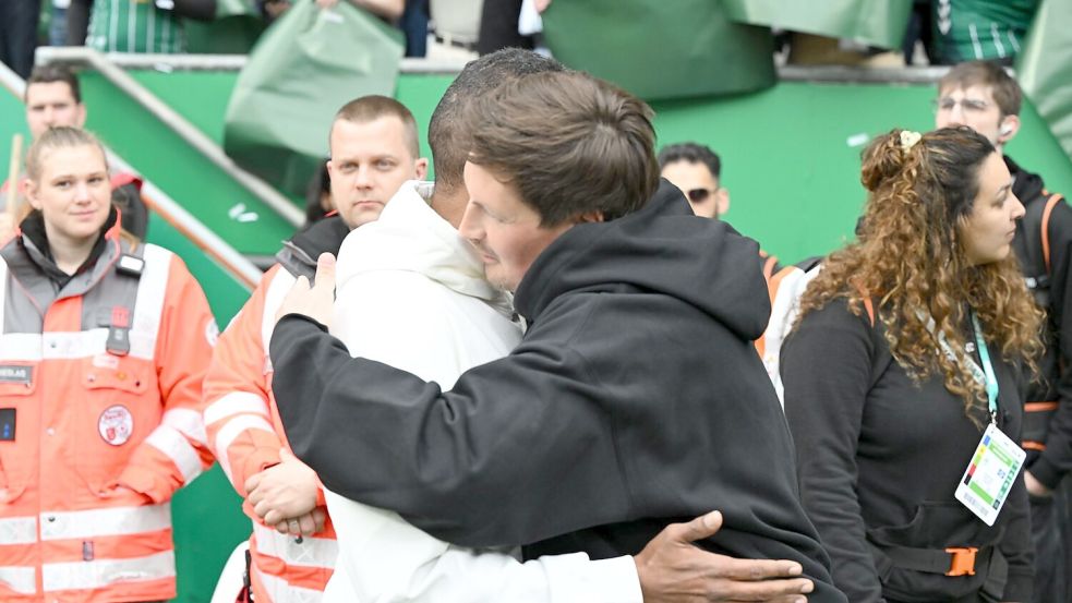 Gute Freunde: Werder-Trainer Daniel Thioune und sein HSV-Kollege Merlin Polzin (r). Foto: Carmen Jaspersen