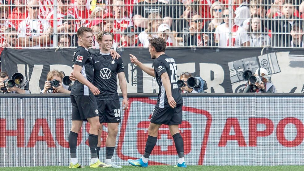 Patrick Wimmer feiert sein Tor mit seinen Teamkollegen. Foto: Andreas Gora