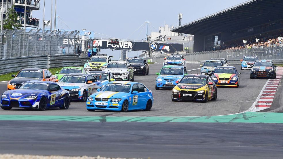 Auf dem Nürburgring gab es nach dem Start einen schweren Unfall mit mehreren Autos. Foto: Alexander Franz/Erftkreis News R