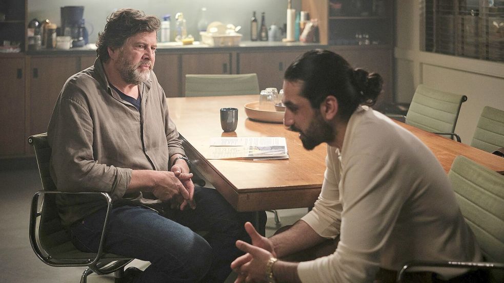 Ramin Taremi (rechtst, Omid Memar) wird in dem neuen „Tatort: Innere Angelegenheiten“ verdächtigt. Er ist ein Intensivtäter, der in diesem Fall aber seine Unschuld beteuert. Foto: Benoît Linder