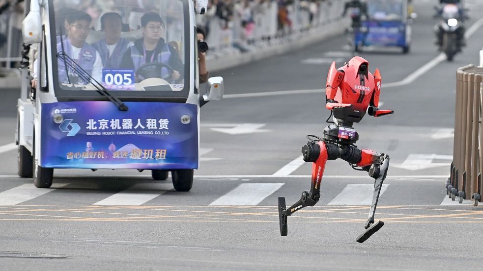 Der Roboter des Smartphone-Herstellers Honor war auch im Trainingslauf der Schnellste. Foto: Johannes Neudecker/dpa