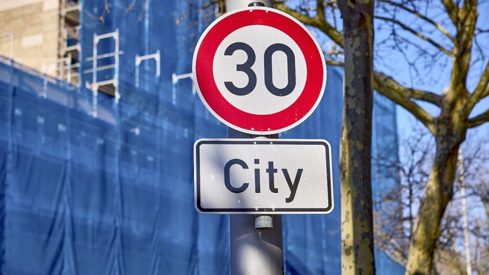 Osnabrücks Stadtbaurat Thimo Weitemeier ist Befürworter eines Geschwindigkeitslimits auf Tempo 30 innerorts. Aber Wunsch und Wirklichkeit passen nicht ganz zusammen. Foto: Imago Images/ imageBROKER/Olaf Schulz