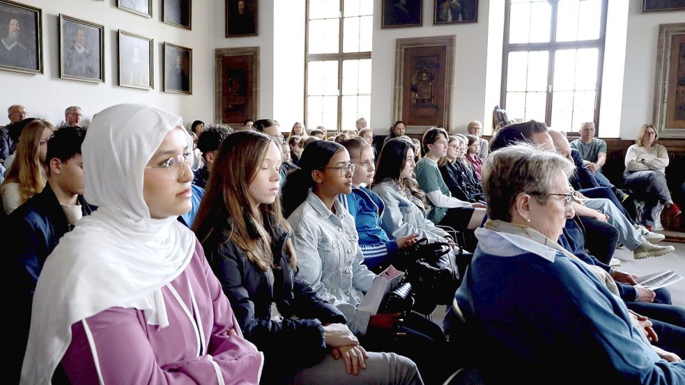 Auf sie wartet eine Menge Arbeit: 61 Schüler nehmen in diesem Jahr am „KidS“-Projekt teil. Sie nehmen an Rats- und Ausschusssitzungen in Osnabrück teil und begleiten Politiker bei der Arbeit. Foto: Thomas Wübker