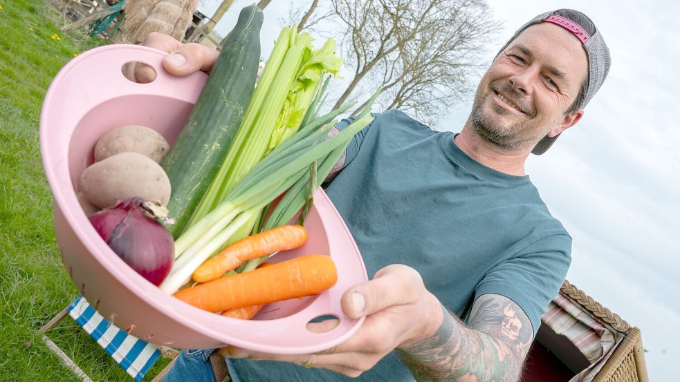 Mike Masurczak betreibt einen Ferienhof zwischen Eilsum und Greetsiel – mit eigenem Gemüsegarten. Foto: Klaus Ortgies