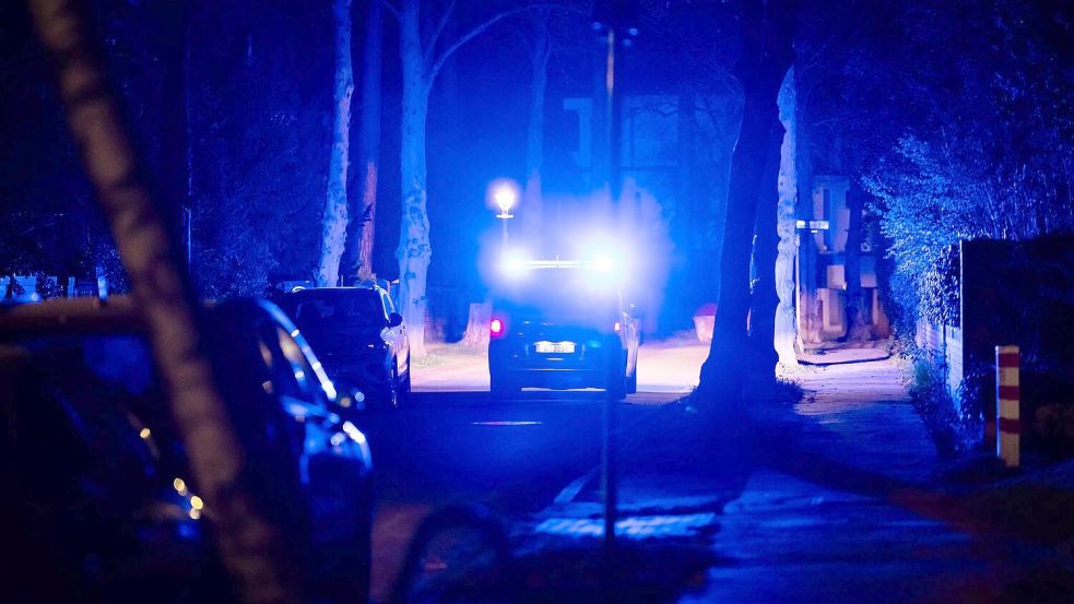 Ein Polizeifahrzeug fährt während eines Stromausfalls durch die Beskidenstraße im Berliner Ortsteil Nikolassee. Foto: Christoph Soeder/dpa