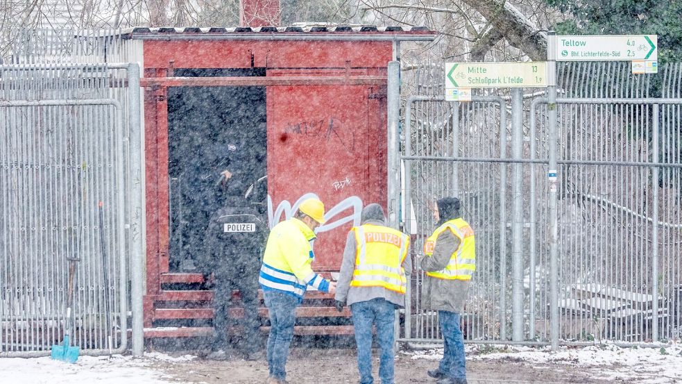 Rückblick: Einsatzkräfte der Polizei stehen im Januar an der Brandstelle einer Kabelbrücke vor dem Kraftwerk Lichterfelde am Teltowkanal. (Archivbild) Foto: Michael Kappeler/dpa