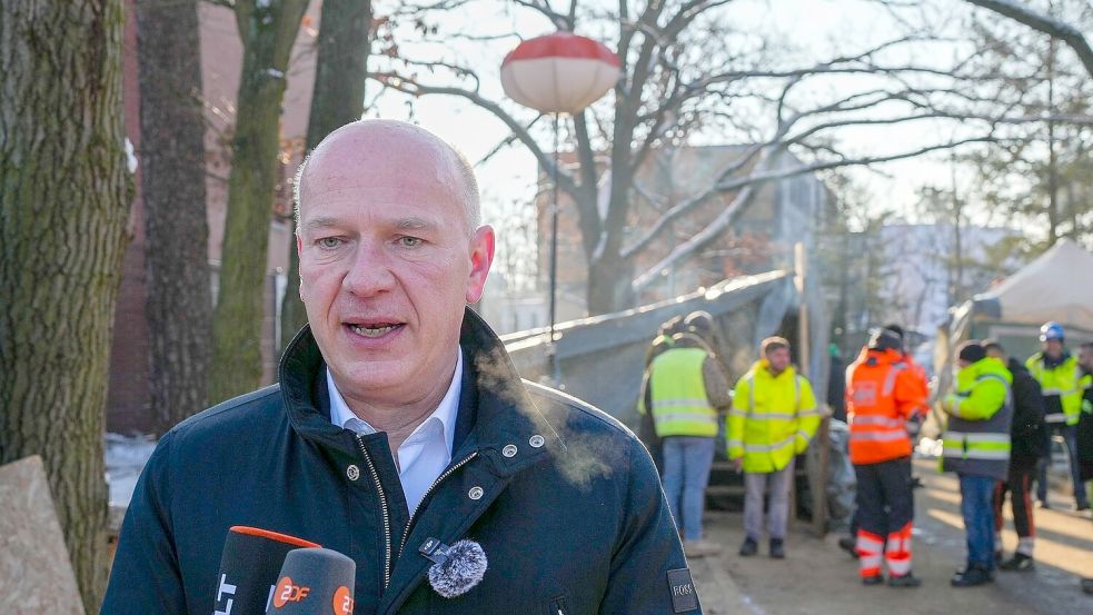 Der Regierende Bürgermeister Kai Wegner am 7. Januar vor dem Umspannwerk an der Argentinischen Allee. (Archivbild) Foto: Soeren Stache/dpa