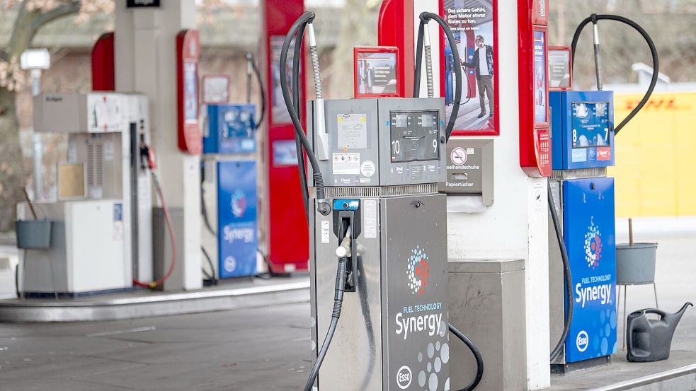Eine Tankstelle in Berlin-Tiergarten. Momentan bewegen sich die Preise nach unten, Foto: Fabian Sommer/dpa