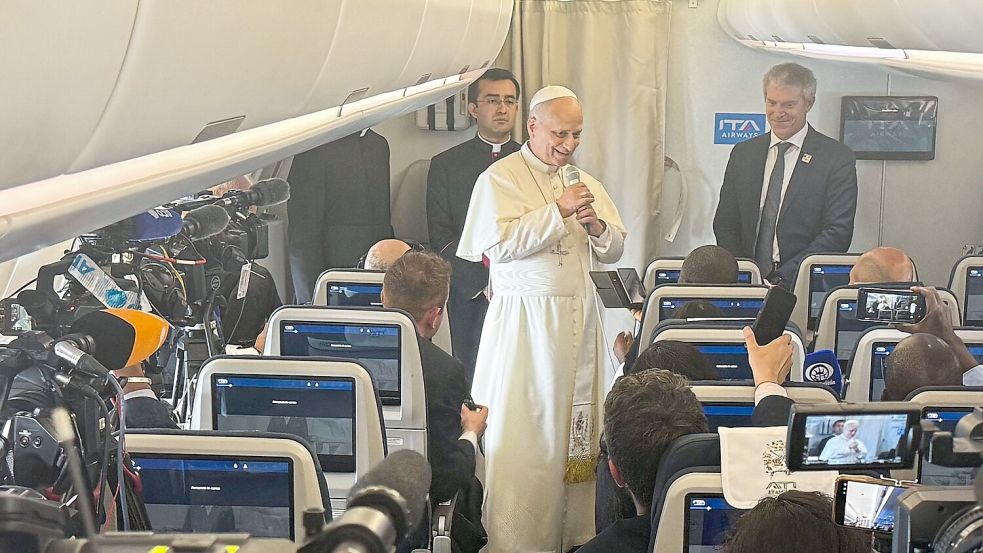 Der Papst kam im Flugzeug zu den mitreisenden Journalisten. Foto: Christoph Sator/dpa